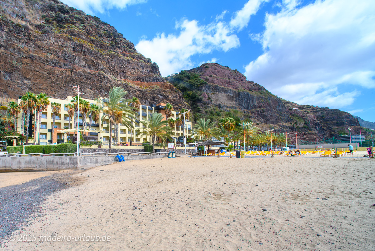 Feiner Sandstrand von Calheta auf Madeira