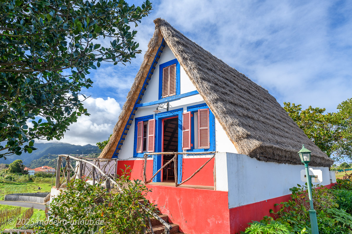 Traditionelles strohgedecktes Haus in Santana