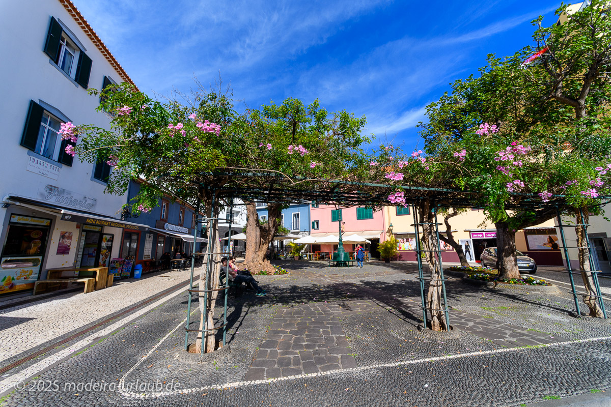 zentraler Platz in Santa Cruz mit vielen Restaurants