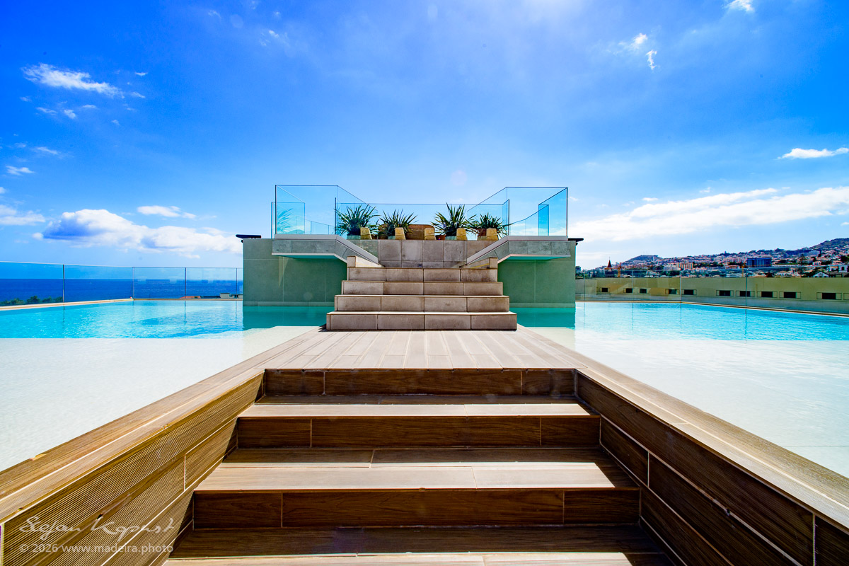 Rooftop-Pool des Three House Hotels mit Blick über Funchal