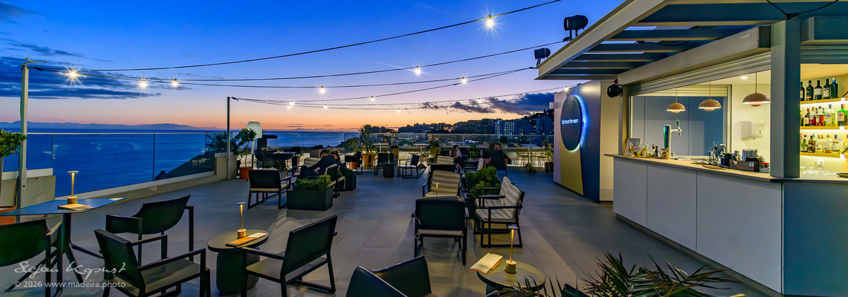 Cocktails auf der Dachterrasse des Allegro Madeira mit Sonnenuntergang
