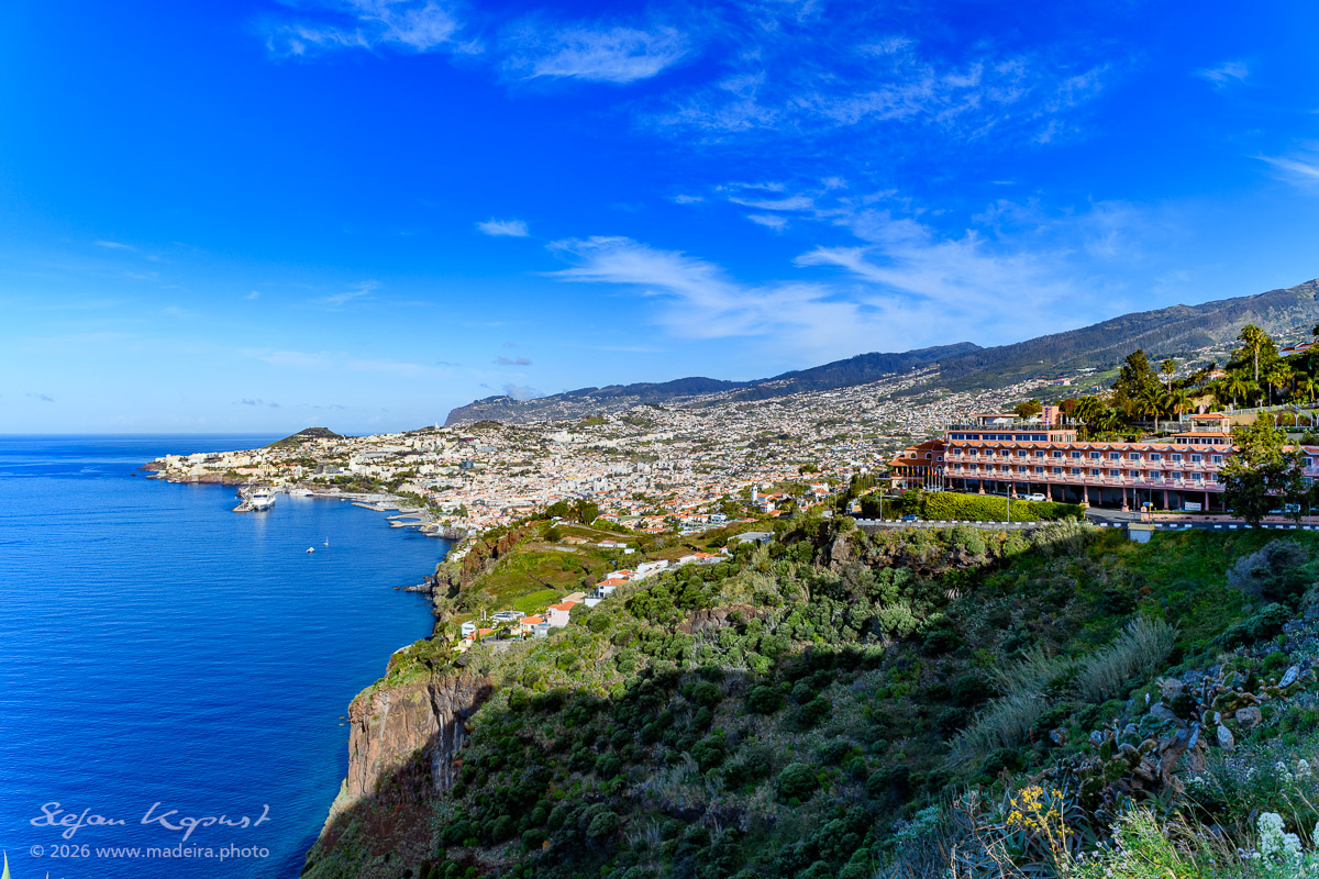 Ocean Gardens Hotel mit Blick auf die Bucht von Funchal
