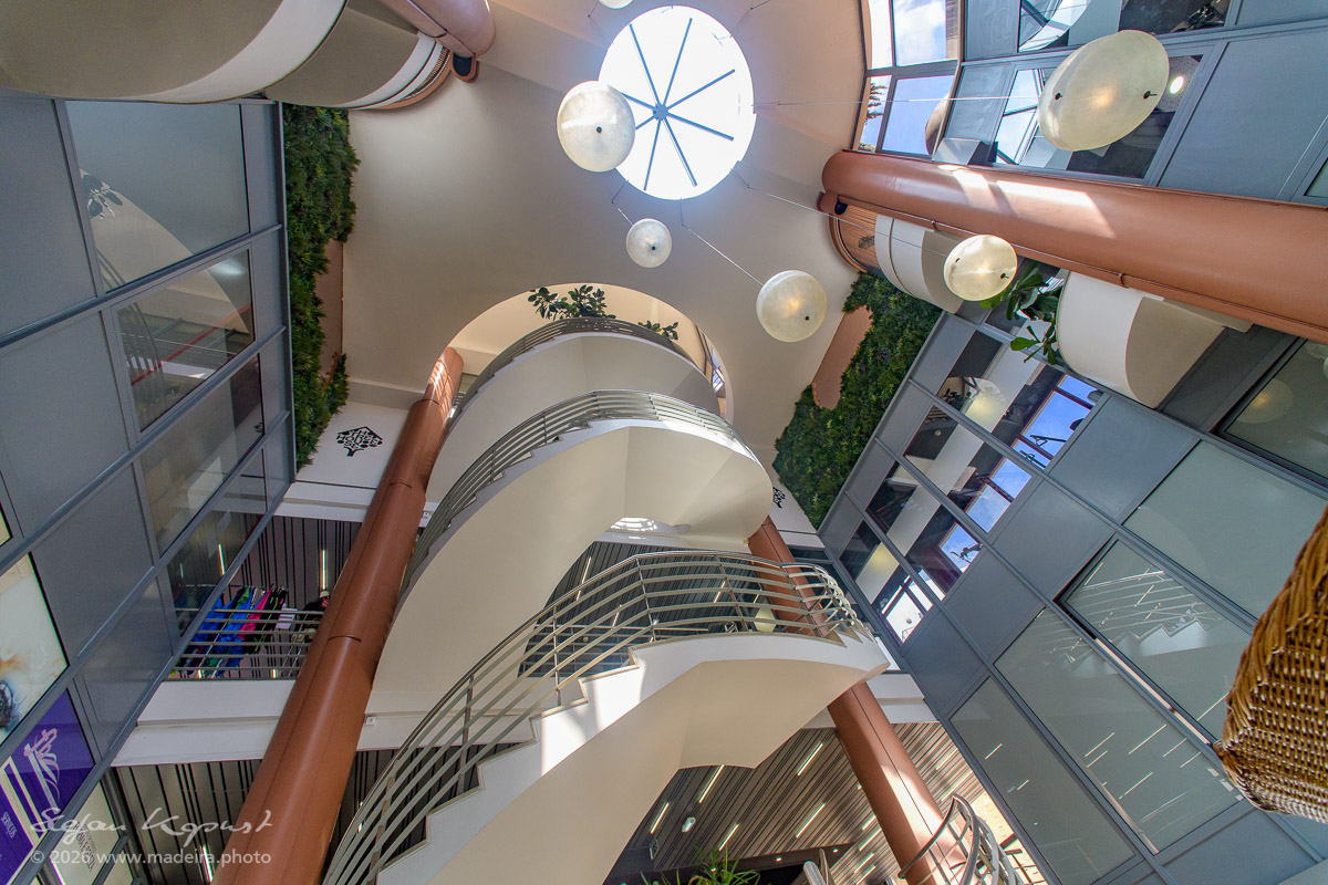 Lichtdurchflutetes Atrium mit Wendeltreppe im Three House Hotel