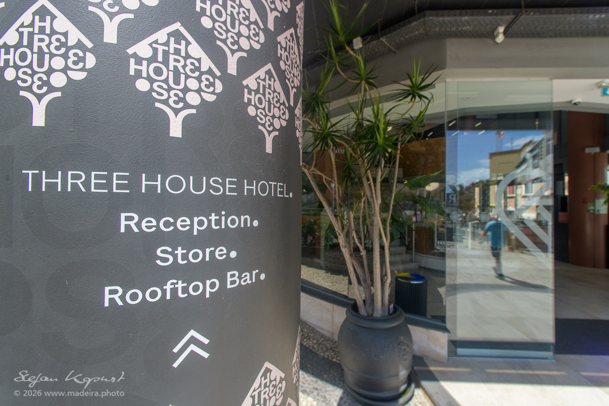 Eingang zum Three House Hotel mit Hinweisen auf Reception Store und Rooftop Bar