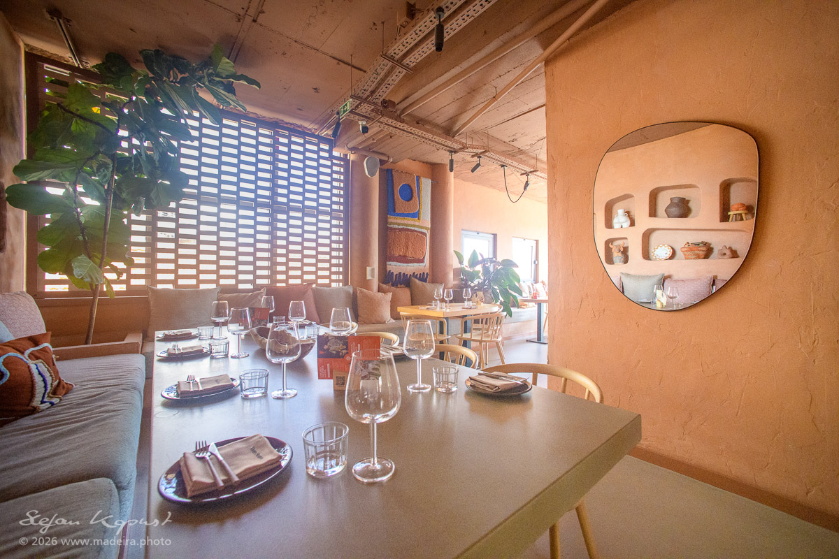 Stilvoll gedeckter Innenbereich des Three House Restaurants