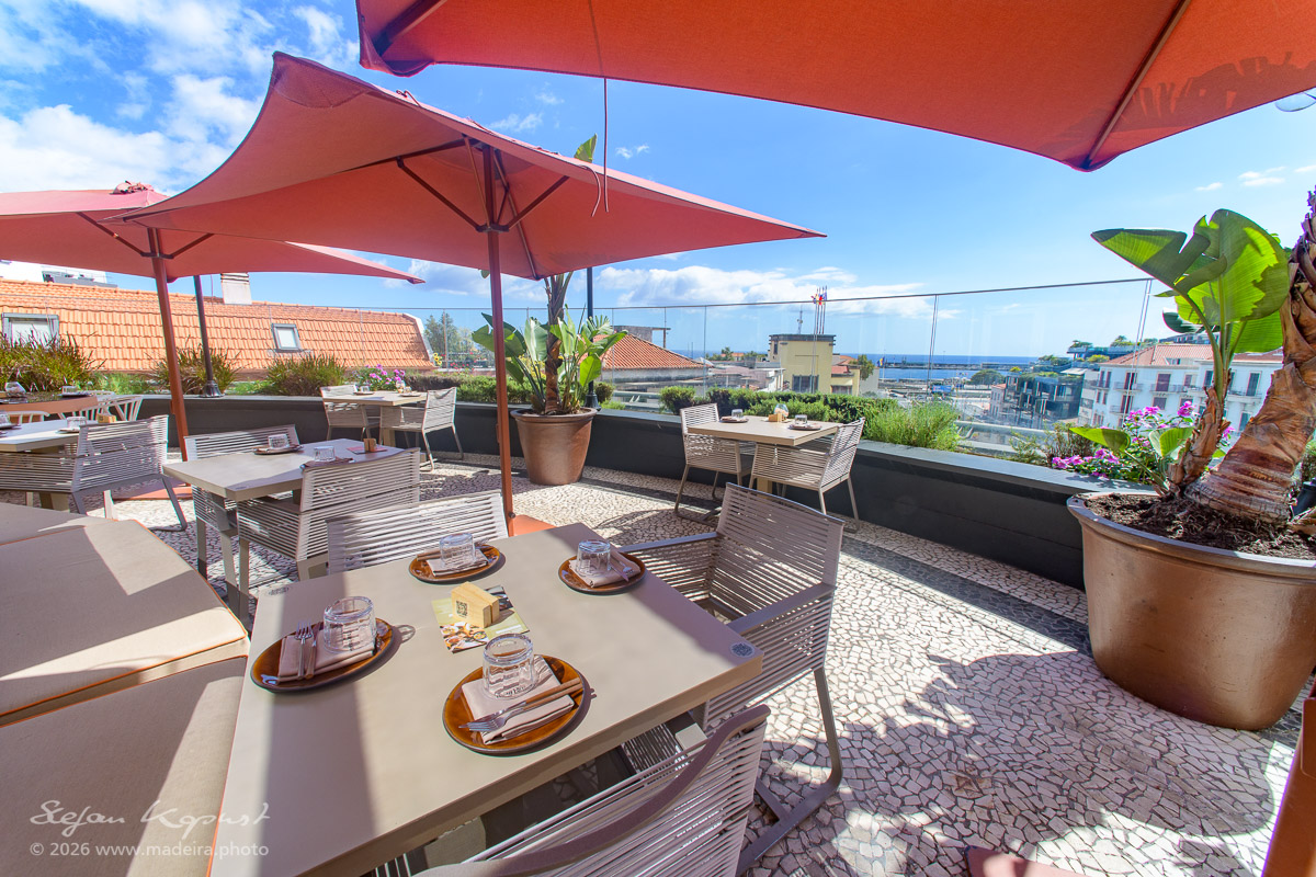 Terrasse des Three House Restaurants mit Blick Richtung Hafen von Funchal