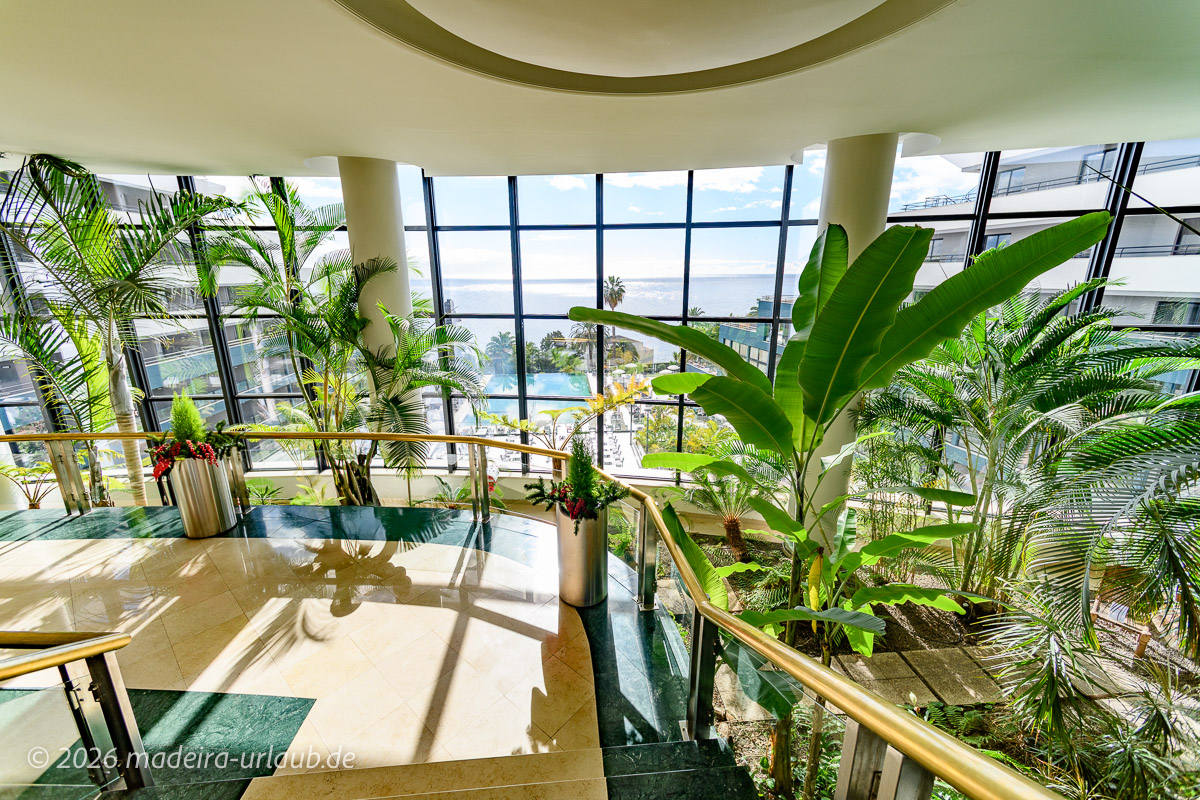 Blick von der weitläufigen Lobby zum Meer